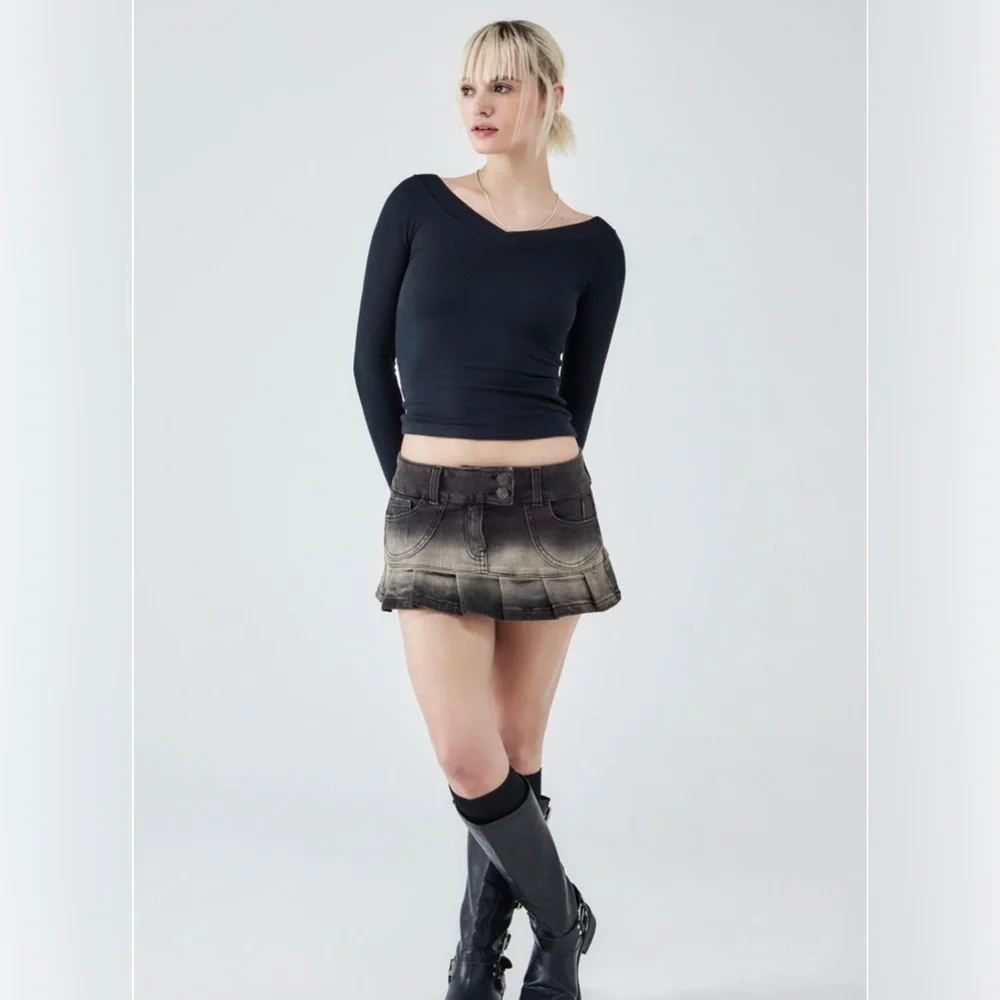 Urban Outfitters BDG Shannen Slinky V-Neck Long Sleeve T-Shirt Black - Picture 3 of 7